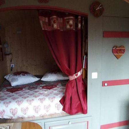 Monteils  Roulotte Romantique Chauffee En Cevennes מראה חיצוני תמונה