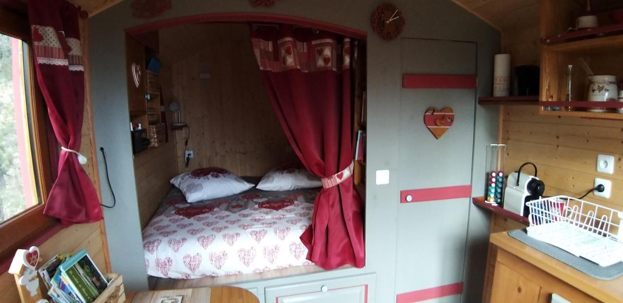 Monteils  Roulotte Romantique Chauffee En Cevennes מראה חיצוני תמונה